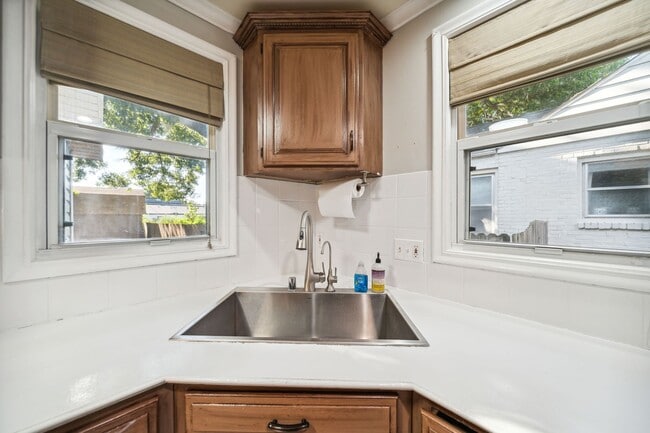 Building Photo - Adorable Home in the Heart of Midtown!