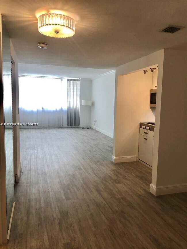 Building Photo - 801 Brickell Bay Dr