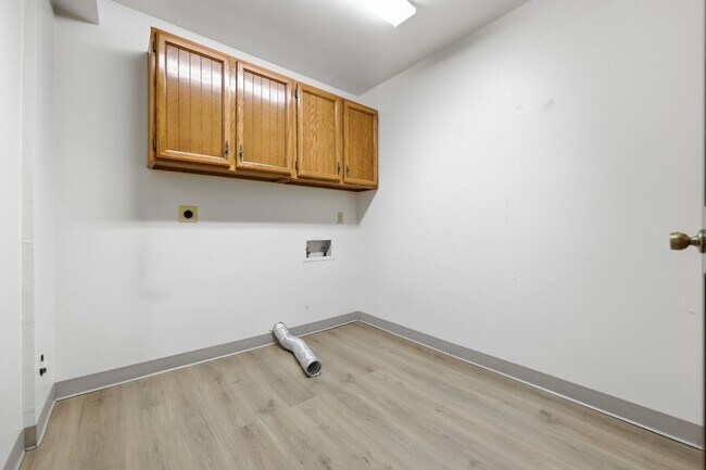 Building Photo - 7573 Lee Dr