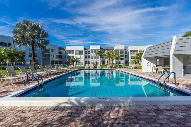 Building Photo - 6650 Royal Palm Blvd