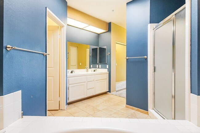 Building Photo - PENTHOUSE-STYLE UNIT IN SIGNAL HILL  w/180 degree Views 3Br/2Ba $3750mo