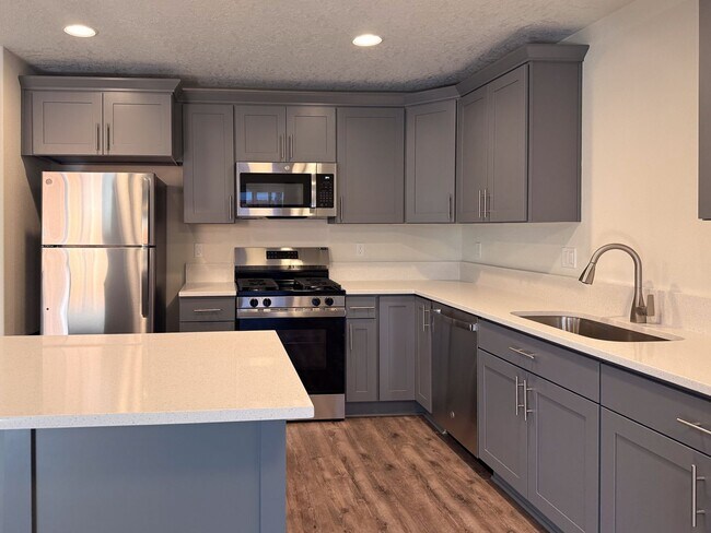 Building Photo - 505-507 NW Hillcrest Dr