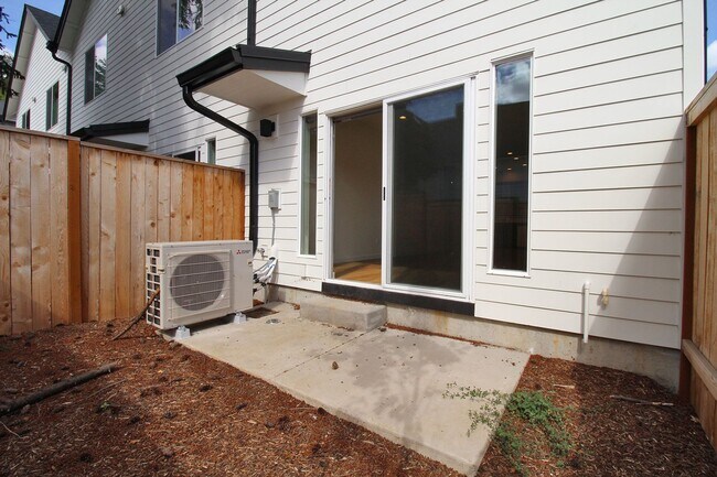 Building Photo - 5725 S Kelly Ave