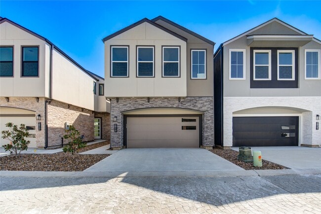 Building Photo - 2919 El Fenice Ln