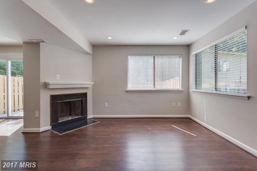 Living Room - 5735 Nordeen Oak Ct