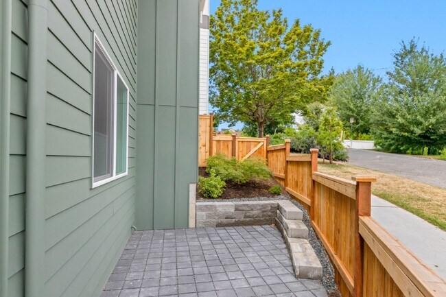 Building Photo - 2bd/1.75ba Seattle Home