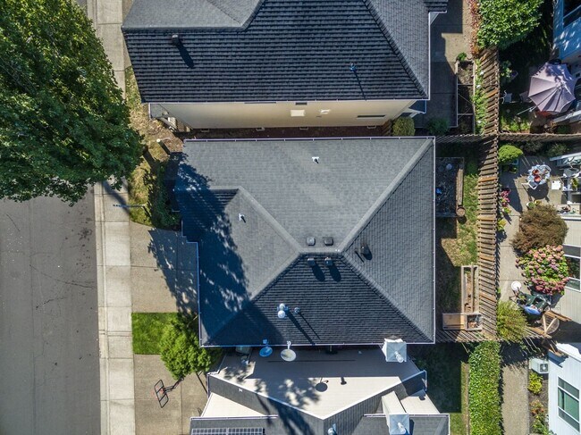 Building Photo - Beautiful Bethany 3 Bedroom Near Parks & Schools!