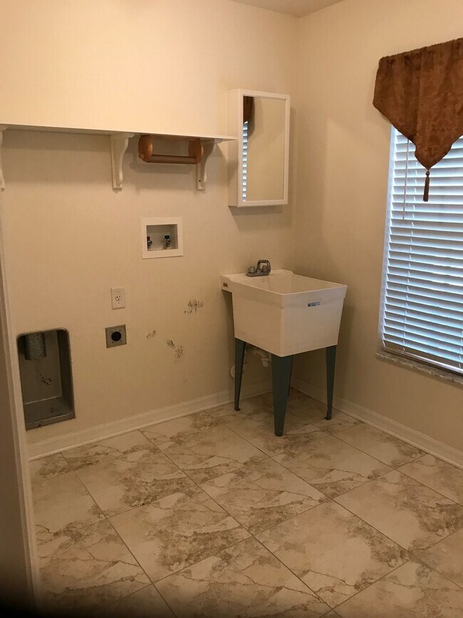 Building Photo - 4/2/3 Single  Family Home