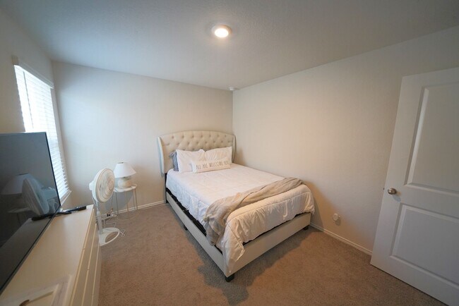 Building Photo - Like-New Home in Applewood Neighborhood. Realtor Commission: $600