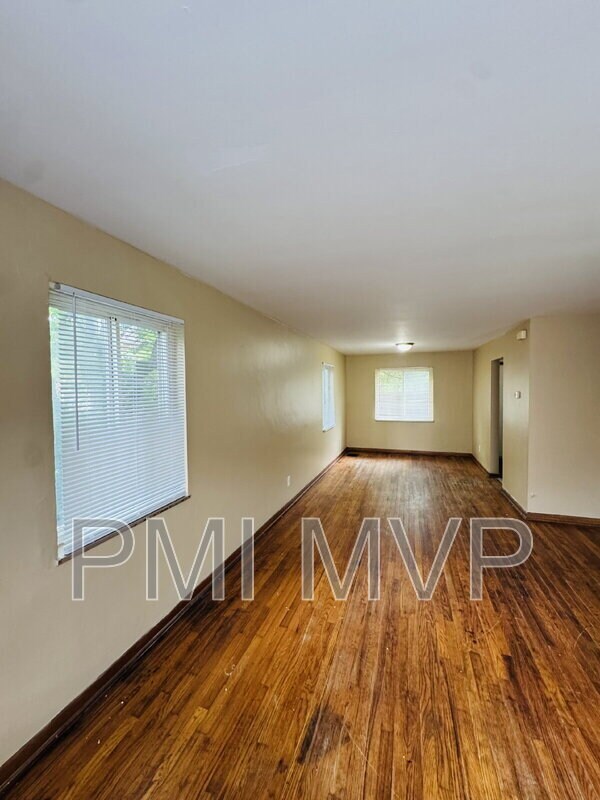 Building Photo - 830 S Harris Ave