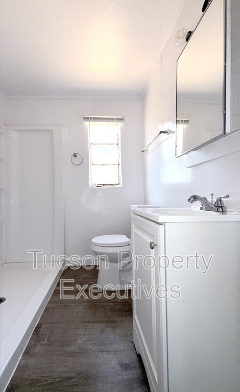 Building Photo - 130 E Delano St