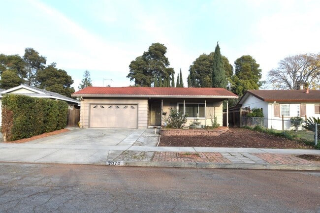 Building Photo - 2070 Sierra Wood Dr