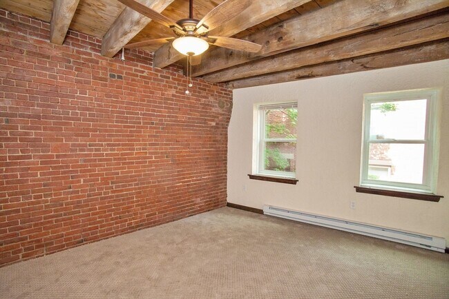 Building Photo - 146 Commercial St