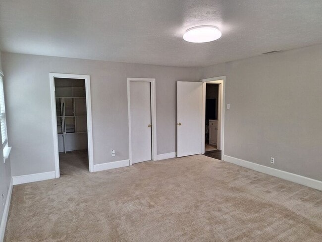 Building Photo - 8430 Birchcroft Dr