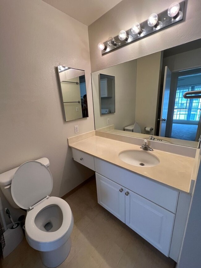 Building Photo - Very nice 2 bedroom, 1 bath unit with 2 pa...