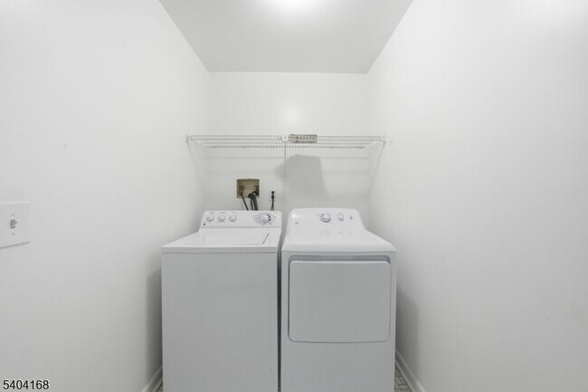 Building Photo - 4 Deer Hill Ct