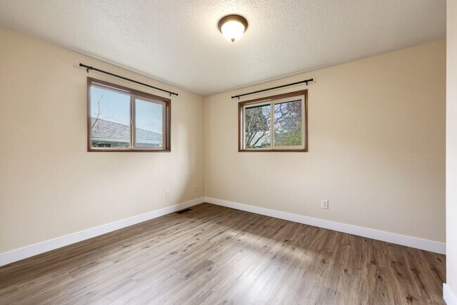 Building Photo - Move in ready NOW! Desirable west side location! 2 bed/ 1.75 bath. Olympia school district.