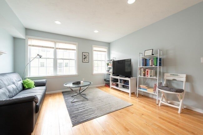 Building Photo - 47 Alder St