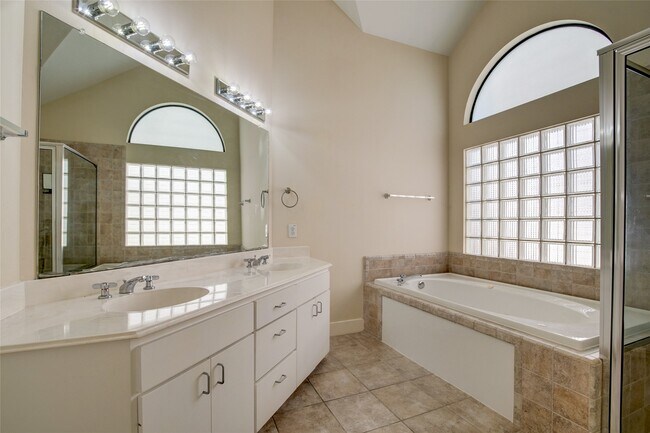 Building Photo - 5813 Darling St