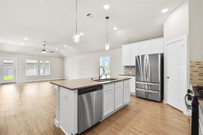 Building Photo - 18811 Cottonwood Bayou Ct