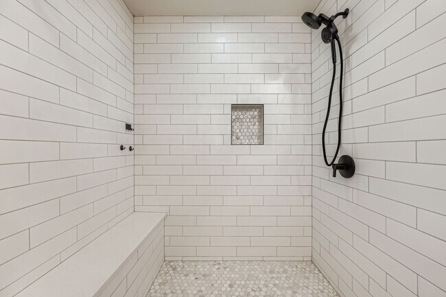 Building Photo - Stylish Townhome with Loft, Fireplace & Ga...