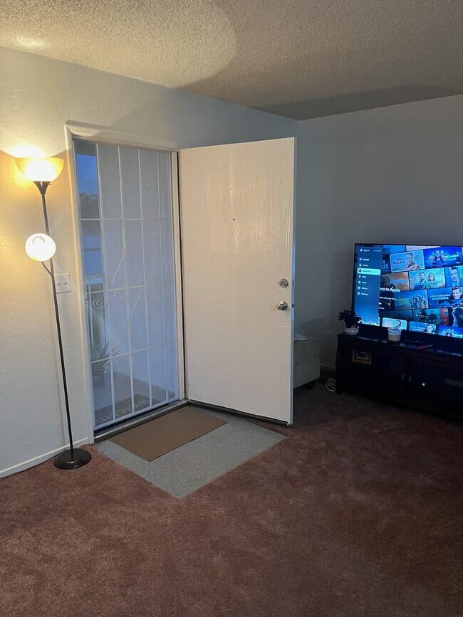 Building Photo - 9126 Unit 3