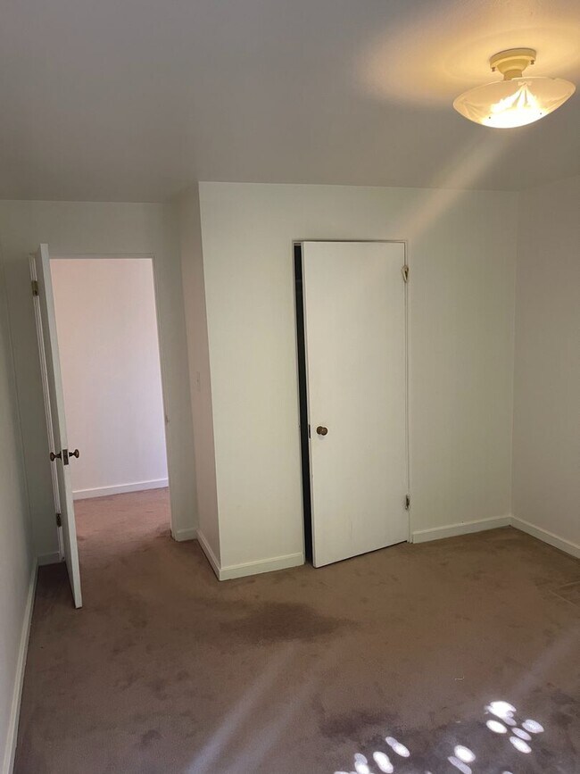 Building Photo - Cute and Cozy East Queen Anne Condo with 2 Bedrooms, 1 Bath and 1 Covered Parking Space