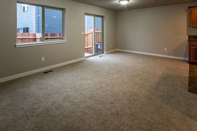 Building Photo - 5919 NE 71st Ct