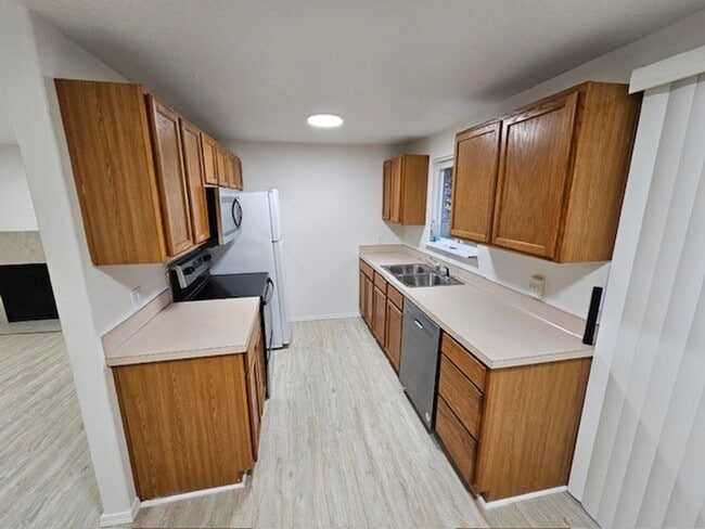 Building Photo - Charming 2-Bedroom Home with Garage in Prime Gresham Location