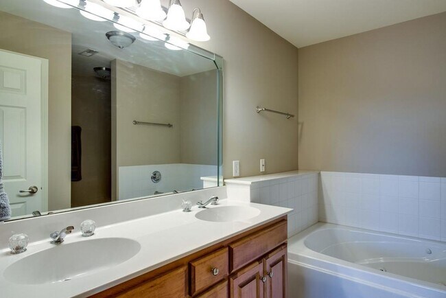 Building Photo - 2 Bedroom, 2.5 Bath Townhouse w/ Garage