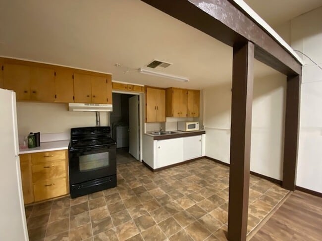 Building Photo - Large Studio Apartment Close to Parks!