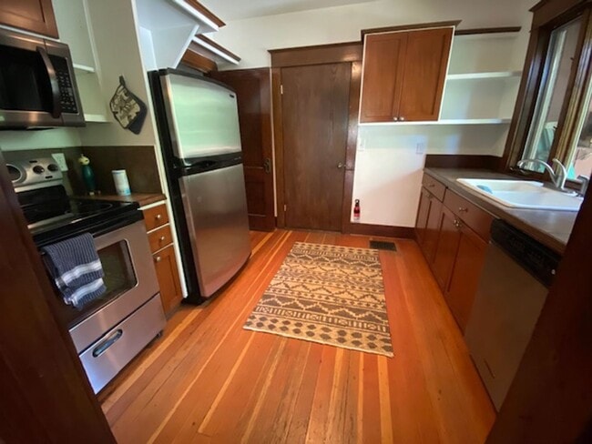 Building Photo - Historic Magill House on NW 1st Street