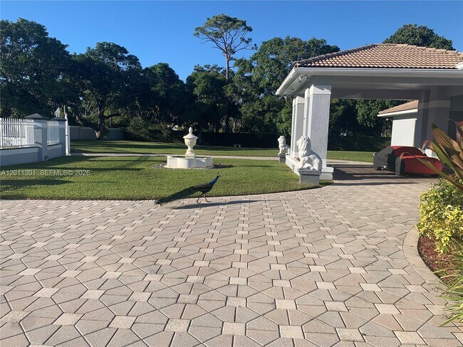 Building Photo - 7625 SW 75th Ave