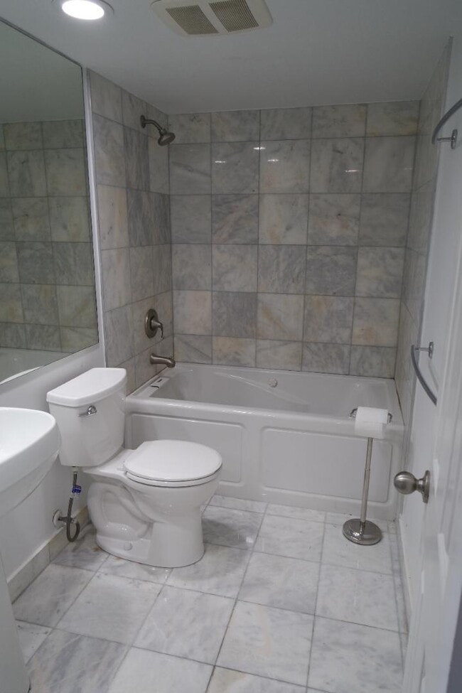 Building Photo - 2601 S Roosevelt Blvd