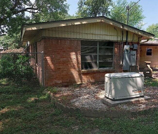 Building Photo - 405 Azalea Dr