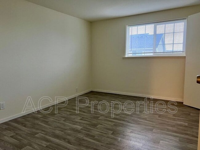 Building Photo - 1585 E Badger Rd