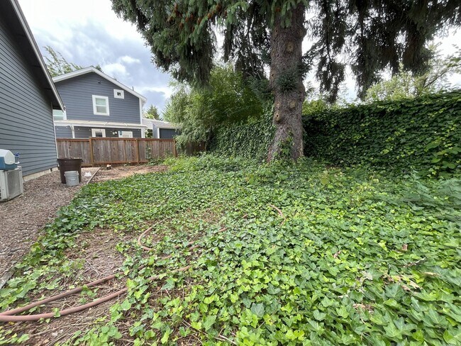 Building Photo - Charming SE Bungalow 3 Bed 2 Bathroom with Washer & Dryer