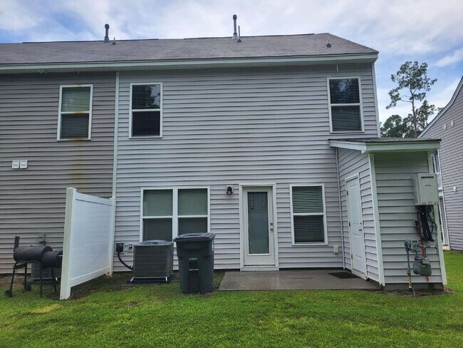 Building Photo - "Spacious Fully Furnished 4-Bedroom Townhouse in Summerville with 3 Full Baths – Your Perfect Fam...