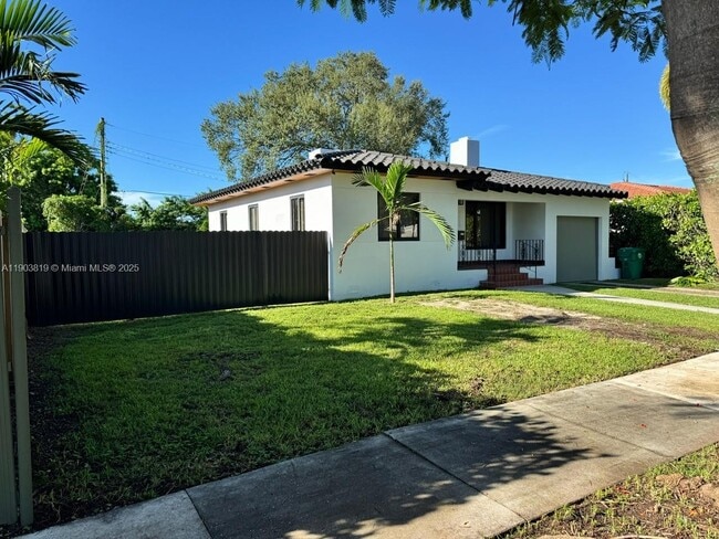 Building Photo - 2210 SW 25th St