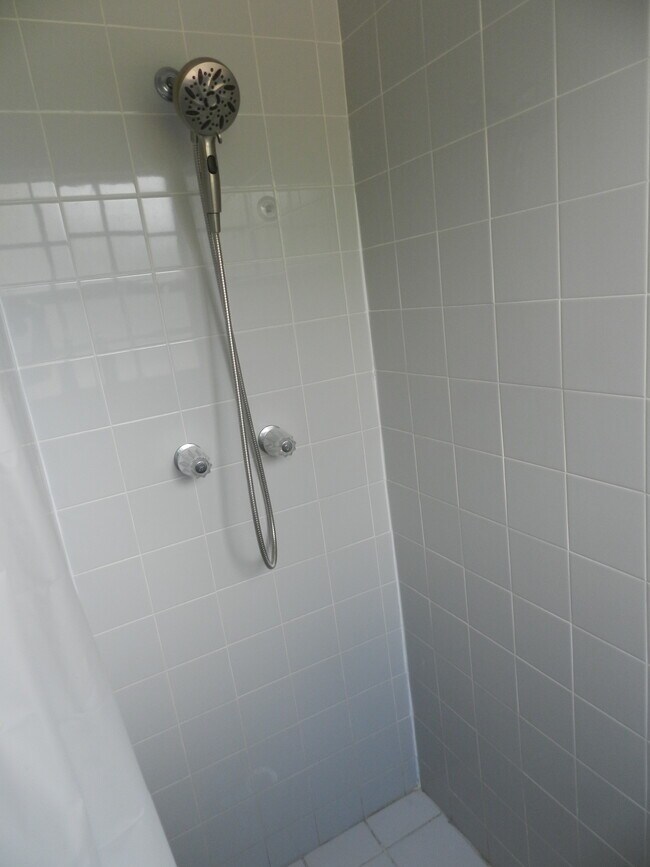 Shower - 9501 SW 69th Ct