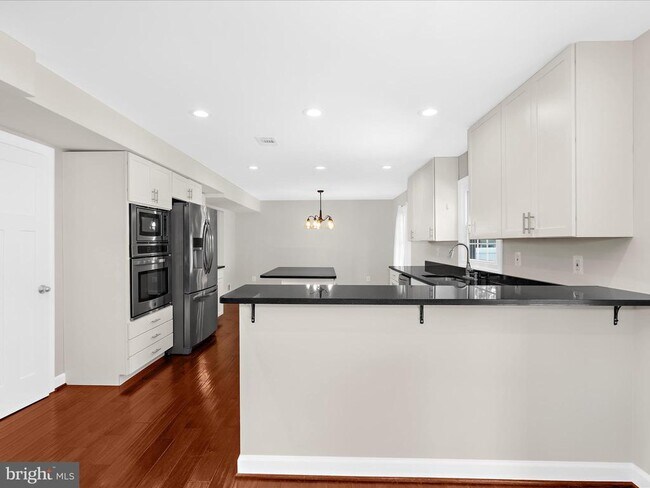 Building Photo - 7896 Pavilion Dr