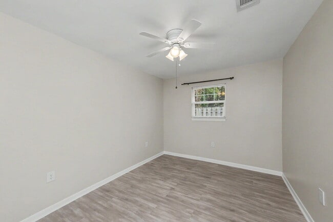 Building Photo - 6 Pinehurst Dr