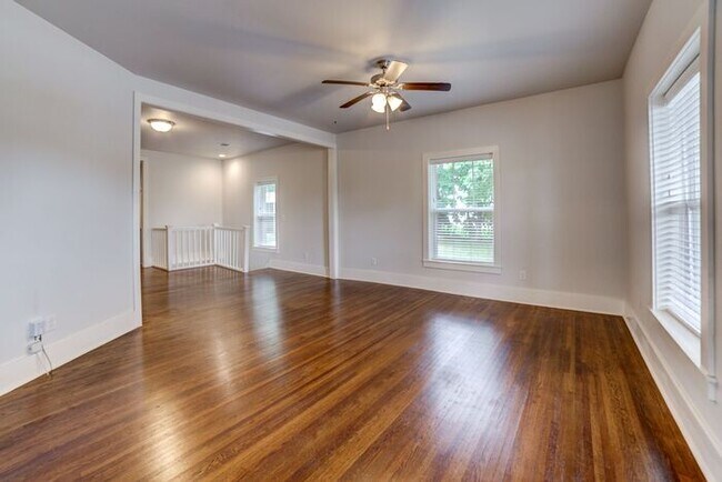 Building Photo - 3/2 Historical Home On Beautiful Main Stre...