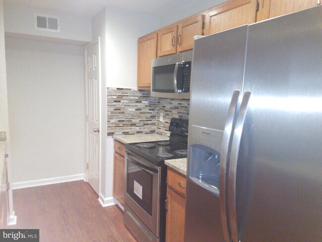 Building Photo - 9812 Lake Point Ct