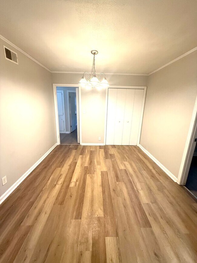 Building Photo - ** 3 bed 1 bath located off Zelda Road ** Call 334-366-9198 to schedule a self showing