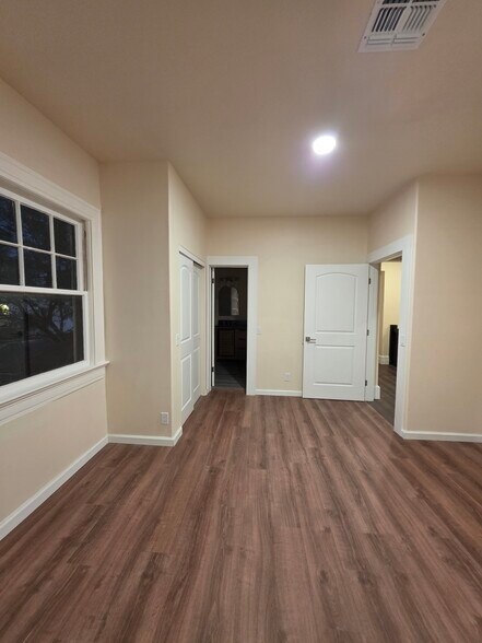 Building Photo - 833 N 4th Ave