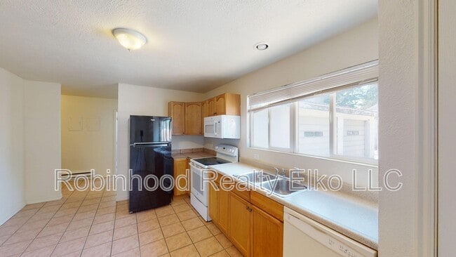 Building Photo - 741 Elm St