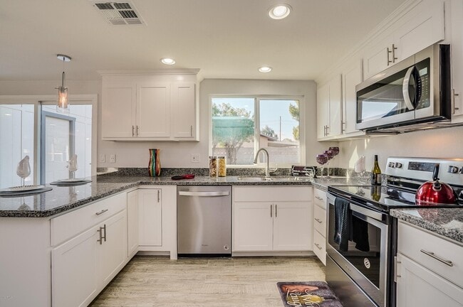 Building Photo - 1804 W Nopal Dr
