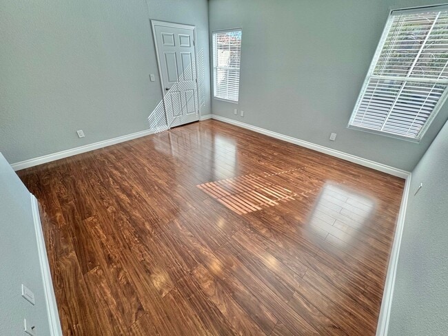 Building Photo - Spacious 2 bedroom condo with detached garage!!