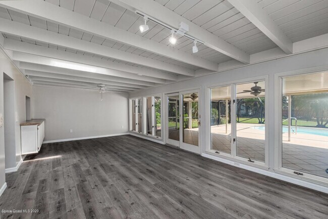 Building Photo - 405 Sunset Blvd